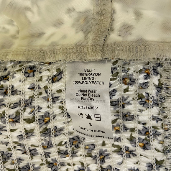 Windsor S White Floral Twist Keyhole Smocked Spaghetti Strap Cami Crop Top - Picture 7 of 7